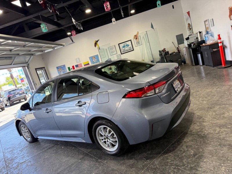 Toyota Corolla Hybrid Vehicle Full-screen Gallery Image 16