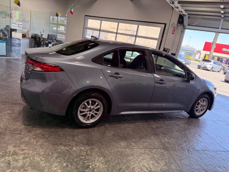 Toyota Corolla Hybrid Vehicle Full-screen Gallery Image 19