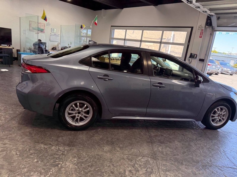 Toyota Corolla Hybrid Vehicle Full-screen Gallery Image 23