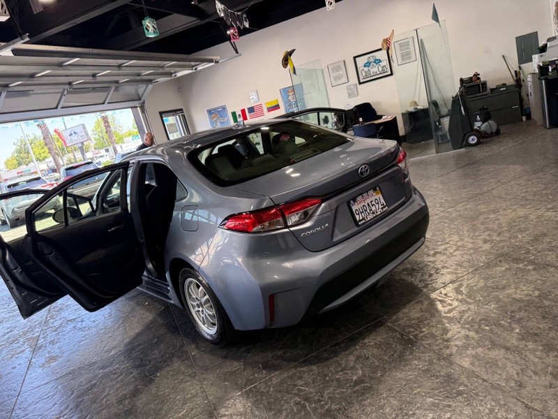 Toyota Corolla Hybrid Vehicle Full-screen Gallery Image 37
