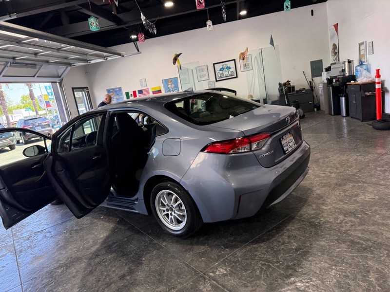Toyota Corolla Hybrid Vehicle Full-screen Gallery Image 41