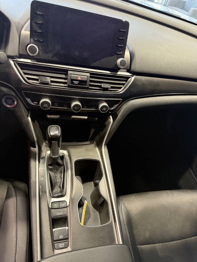Honda Accord Sedan Vehicle Full-screen Gallery Image 42