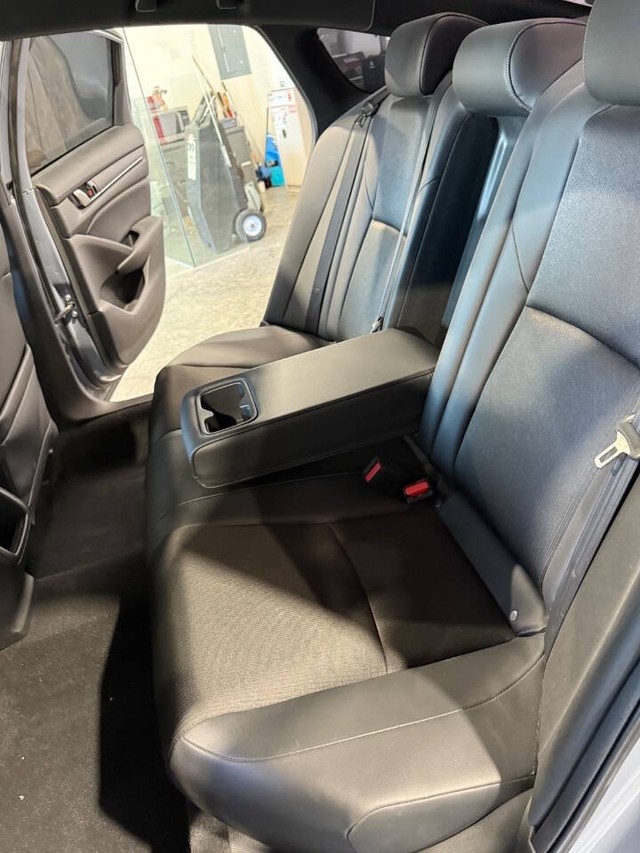 Honda Accord Sedan Vehicle Full-screen Gallery Image 45