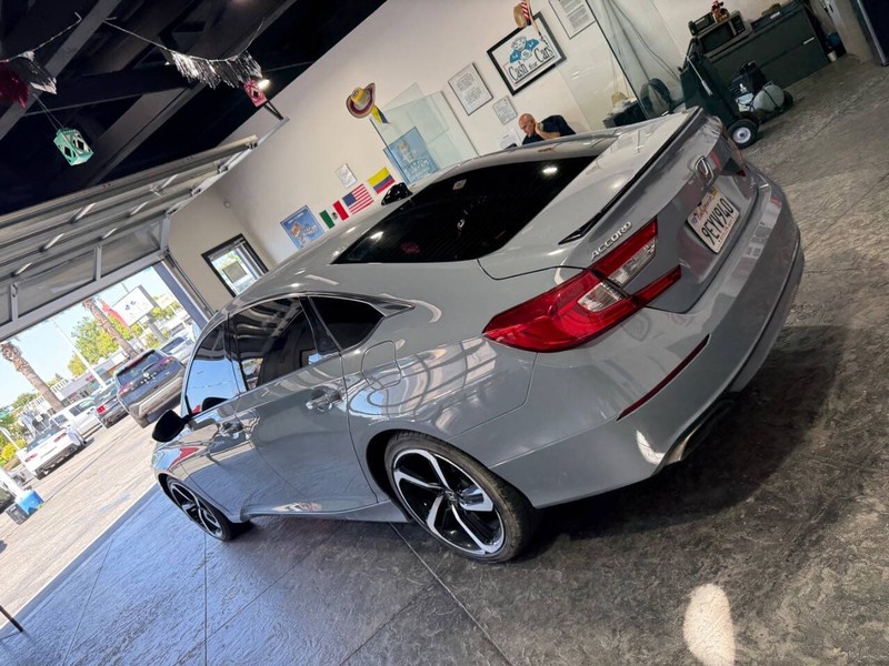Honda Accord Sedan Vehicle Full-screen Gallery Image 20