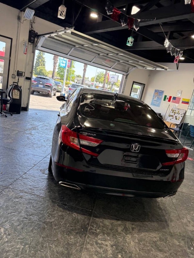 Honda Accord Sedan Vehicle Full-screen Gallery Image 29