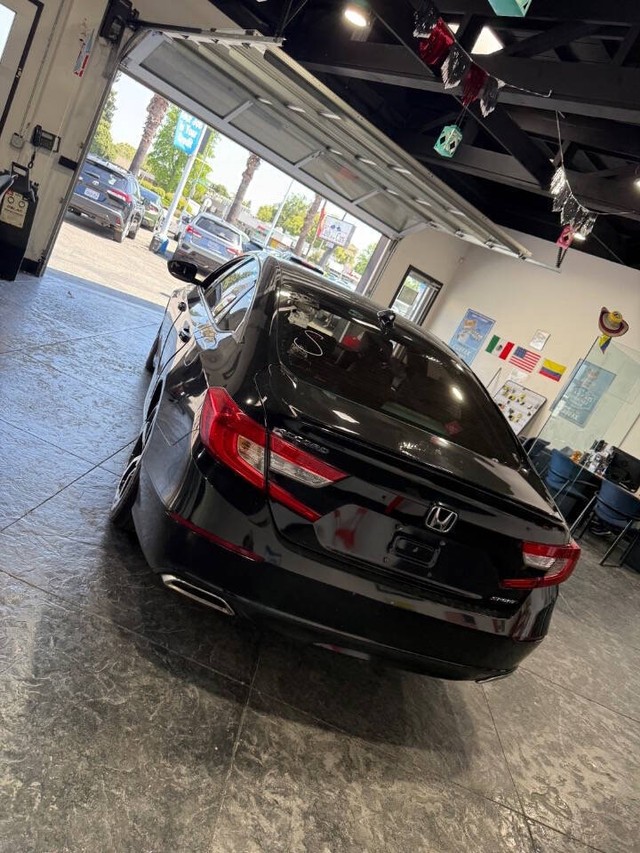 Honda Accord Sedan Vehicle Full-screen Gallery Image 30