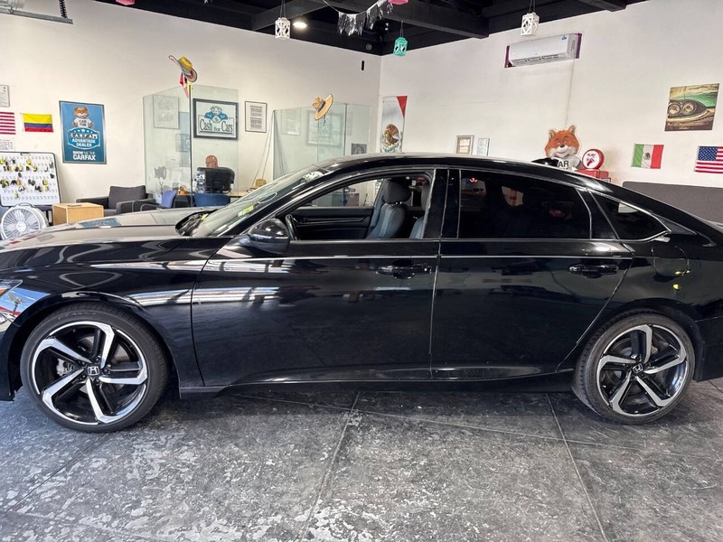 Honda Accord Sedan Vehicle Full-screen Gallery Image 11