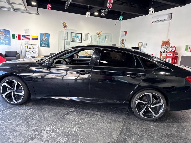 Honda Accord Sedan Vehicle Full-screen Gallery Image 14