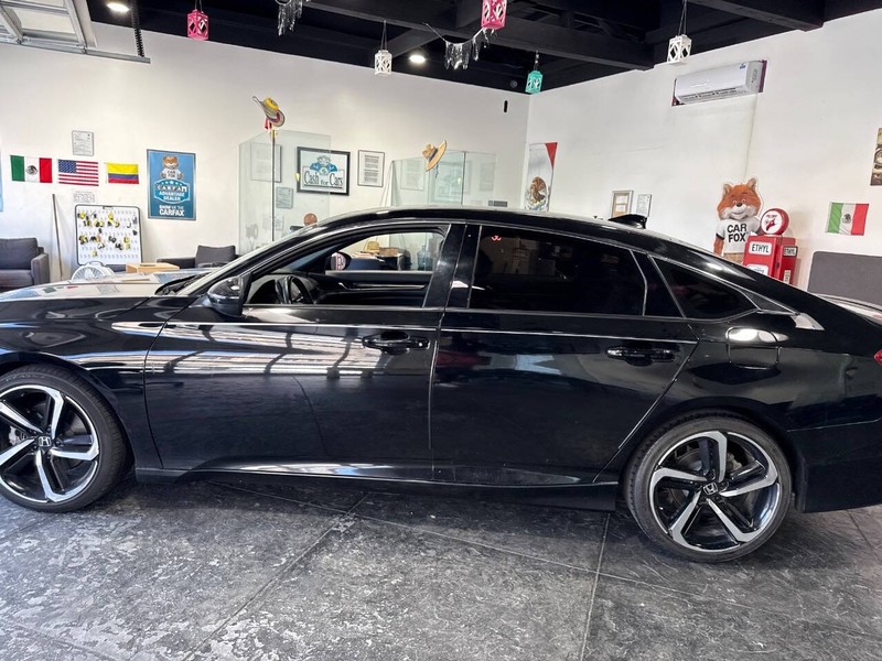 Honda Accord Sedan Vehicle Full-screen Gallery Image 15