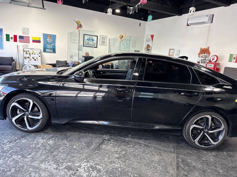 Honda Accord Sedan Vehicle Full-screen Gallery Image 16