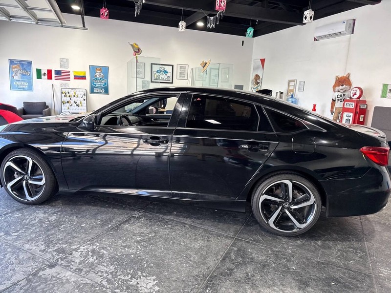 Honda Accord Sedan Vehicle Full-screen Gallery Image 18
