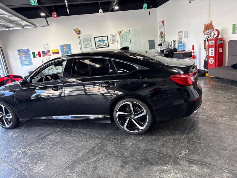 Honda Accord Sedan Vehicle Full-screen Gallery Image 20