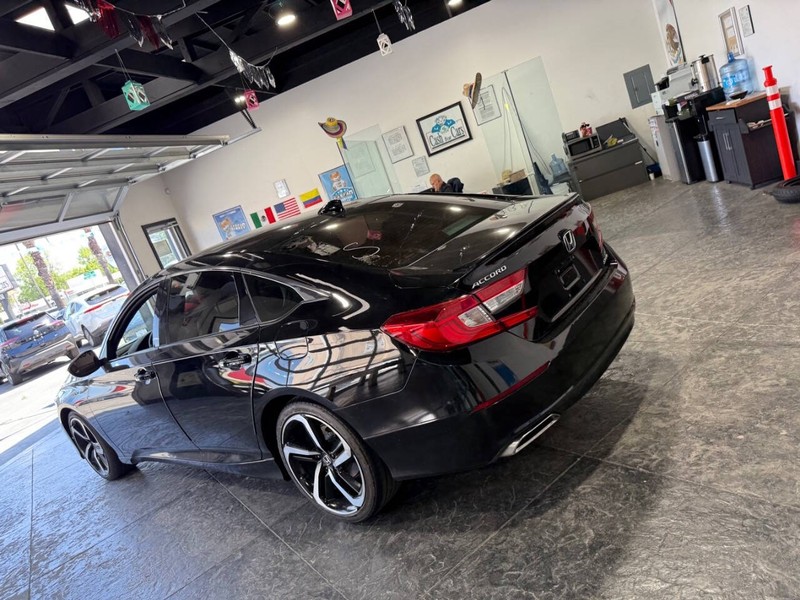 Honda Accord Sedan Vehicle Full-screen Gallery Image 22