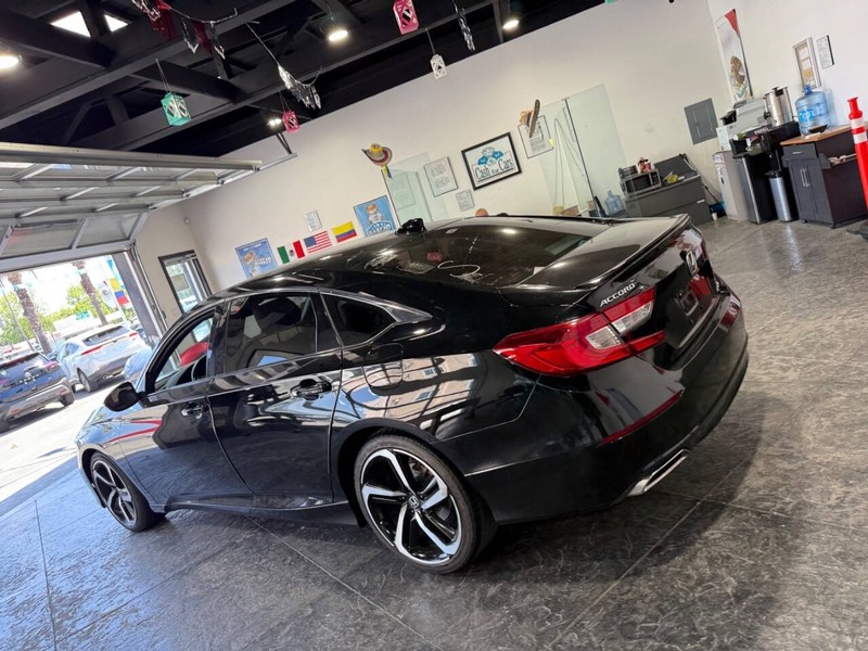 Honda Accord Sedan Vehicle Full-screen Gallery Image 23
