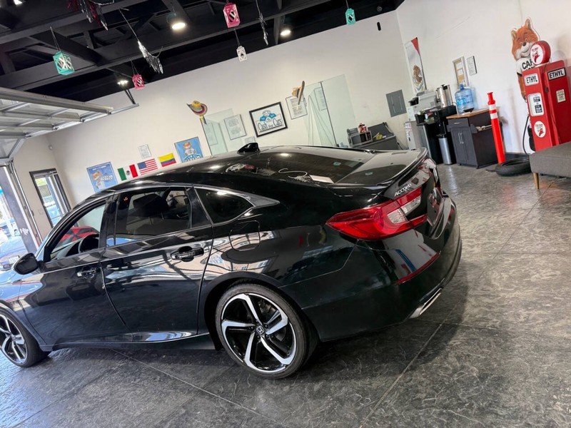 Honda Accord Sedan Vehicle Full-screen Gallery Image 24