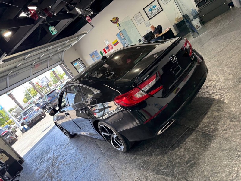 Honda Accord Sedan Vehicle Full-screen Gallery Image 26
