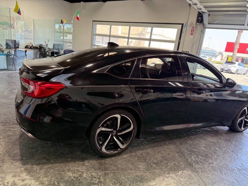 Honda Accord Sedan Vehicle Full-screen Gallery Image 31