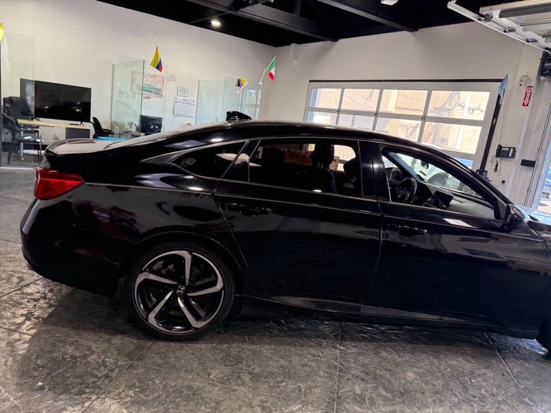Honda Accord Sedan Vehicle Full-screen Gallery Image 34