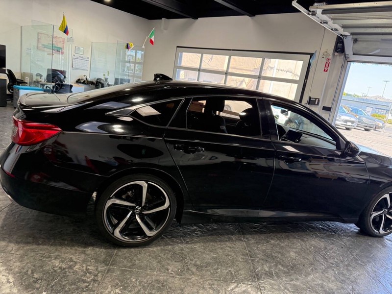 Honda Accord Sedan Vehicle Full-screen Gallery Image 35
