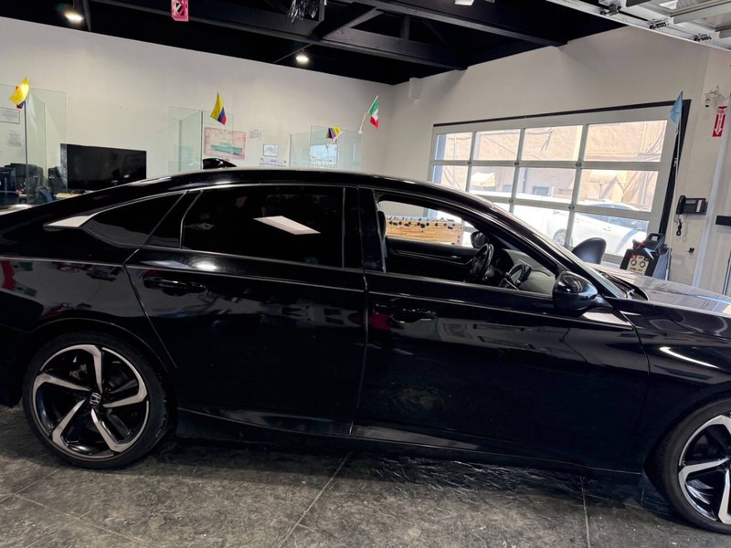 Honda Accord Sedan Vehicle Full-screen Gallery Image 38