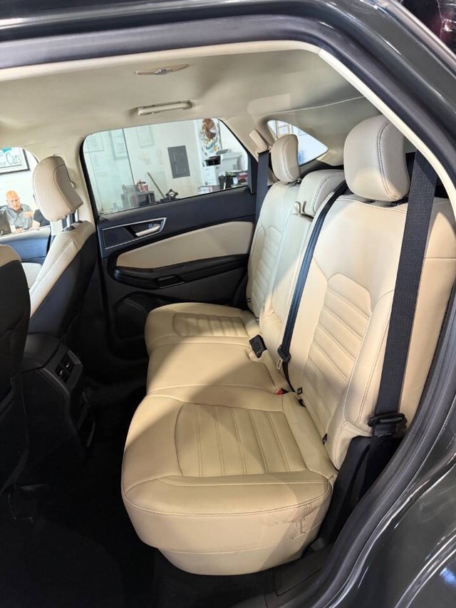 Ford Edge Vehicle Full-screen Gallery Image 36