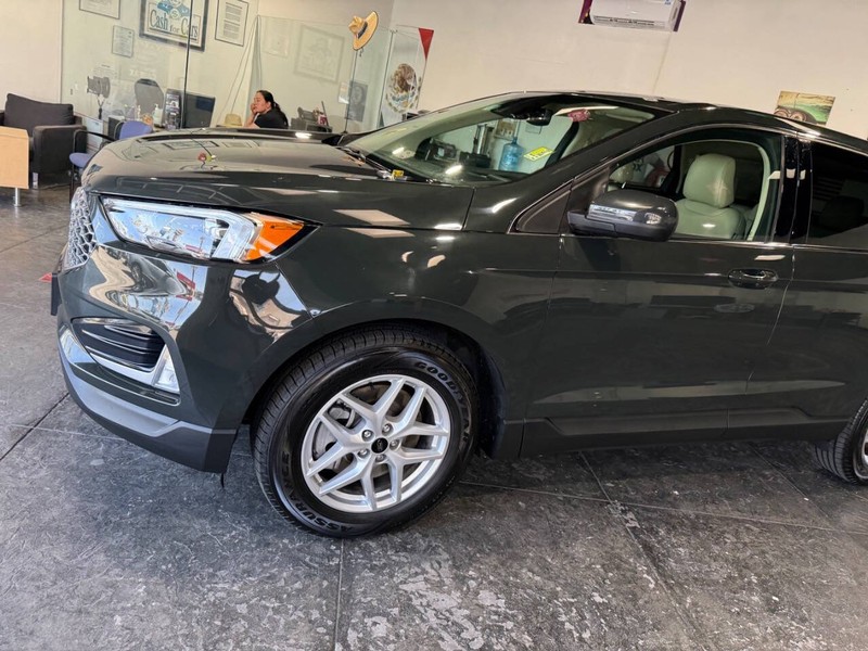 Ford Edge Vehicle Full-screen Gallery Image 12
