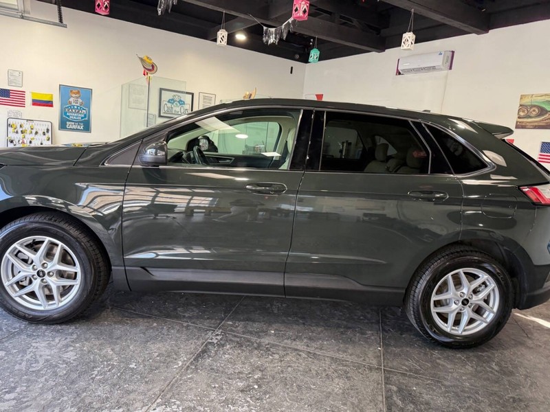 Ford Edge Vehicle Full-screen Gallery Image 14