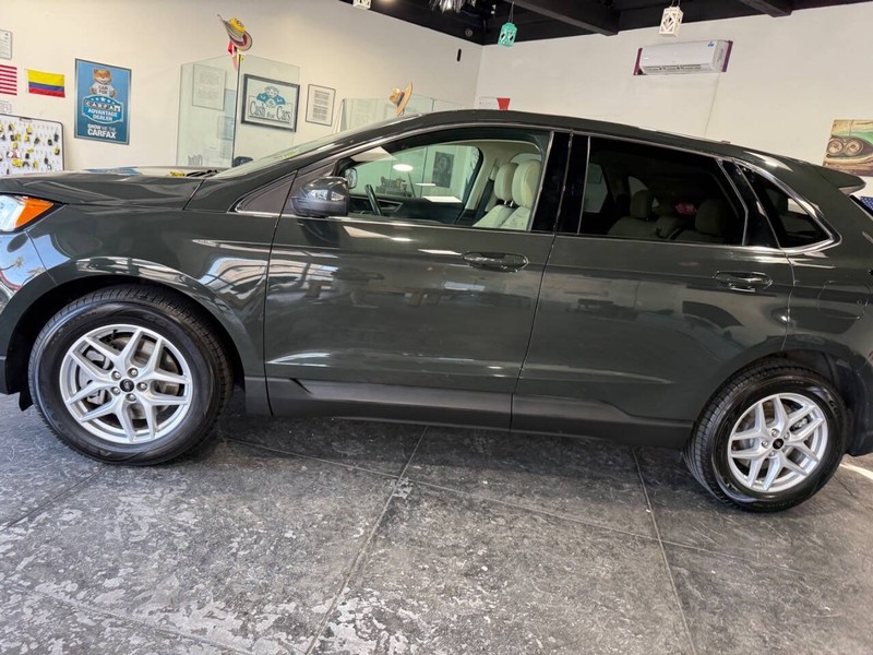 Ford Edge Vehicle Full-screen Gallery Image 15