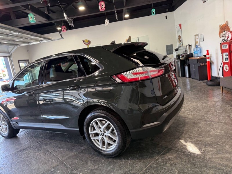 Ford Edge Vehicle Full-screen Gallery Image 16