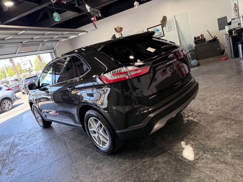 Ford Edge Vehicle Full-screen Gallery Image 19