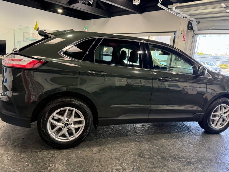 Ford Edge Vehicle Full-screen Gallery Image 26