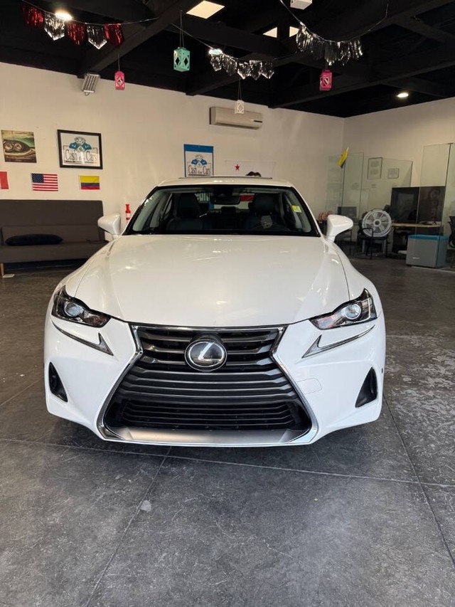 Lexus IS Vehicle Full-screen Gallery Image 03