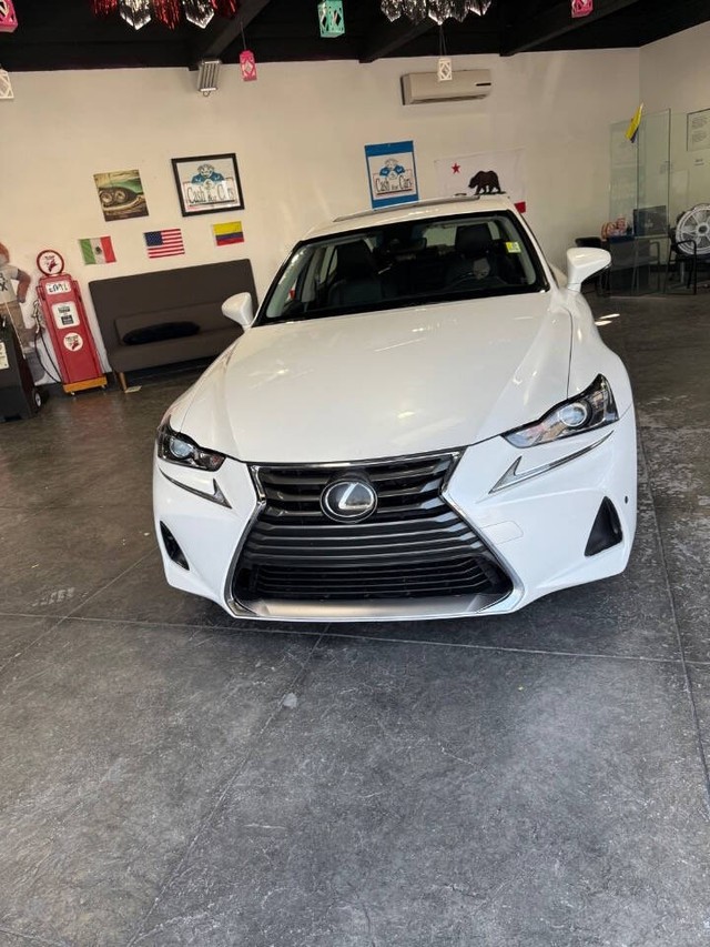 Lexus IS Vehicle Full-screen Gallery Image 07
