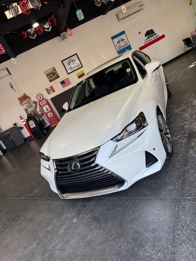 Lexus IS Vehicle Full-screen Gallery Image 10