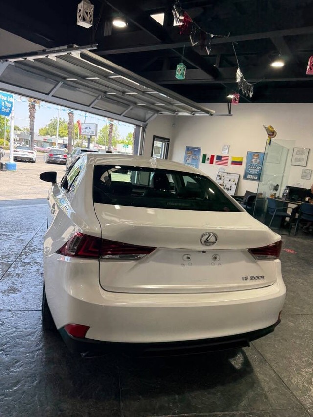 Lexus IS Vehicle Full-screen Gallery Image 20