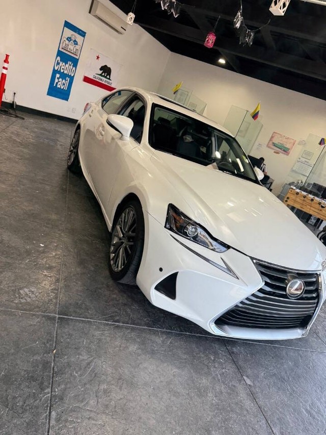 Lexus IS Vehicle Full-screen Gallery Image 35