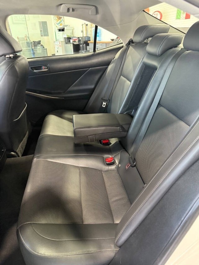 Lexus IS Vehicle Full-screen Gallery Image 38
