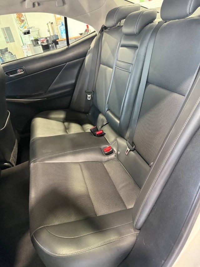 Lexus IS Vehicle Full-screen Gallery Image 39