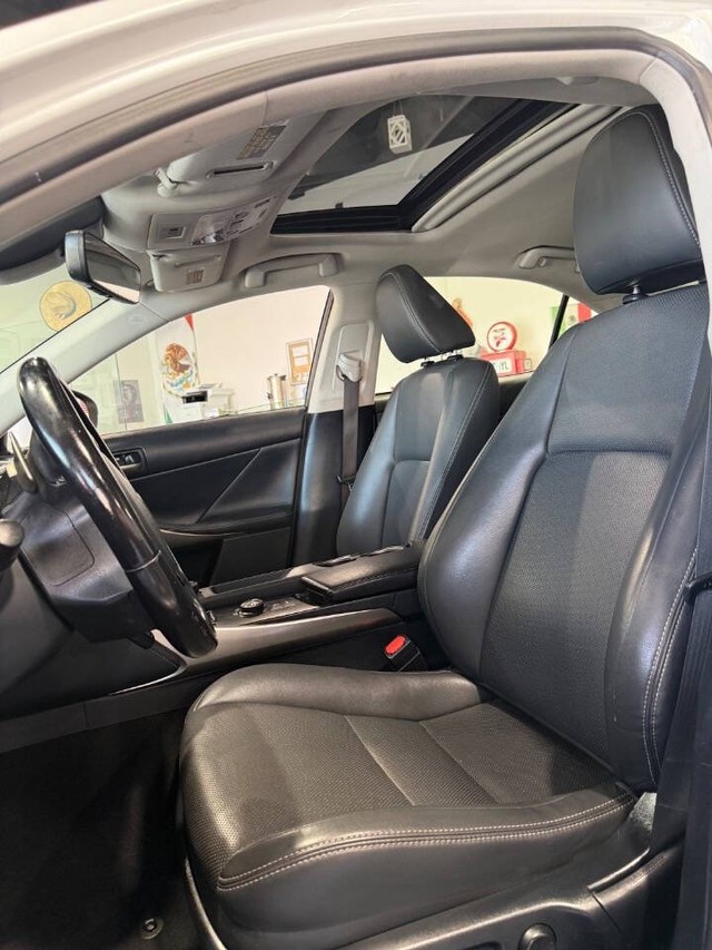 Lexus IS Vehicle Full-screen Gallery Image 40