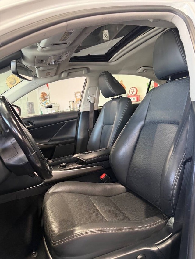Lexus IS Vehicle Full-screen Gallery Image 41
