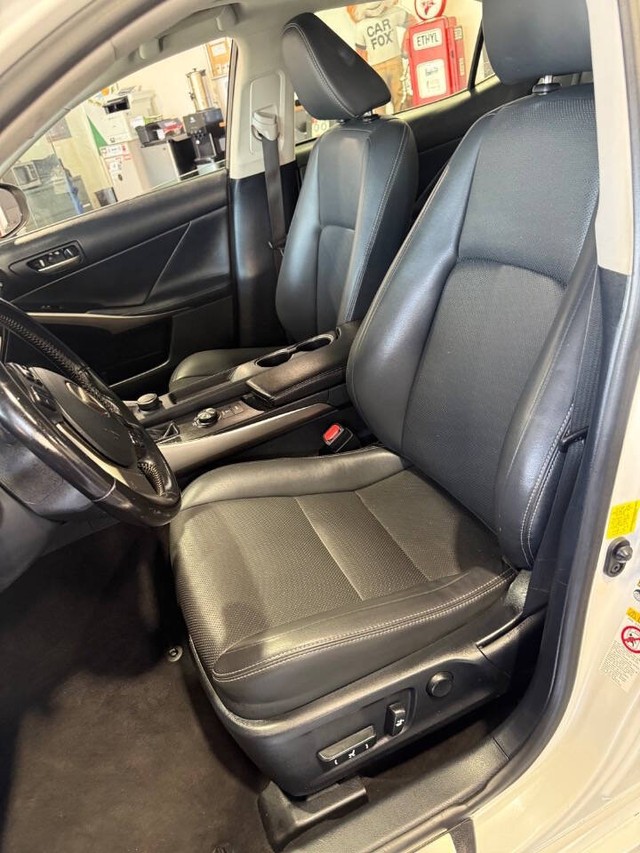 Lexus IS Vehicle Full-screen Gallery Image 42
