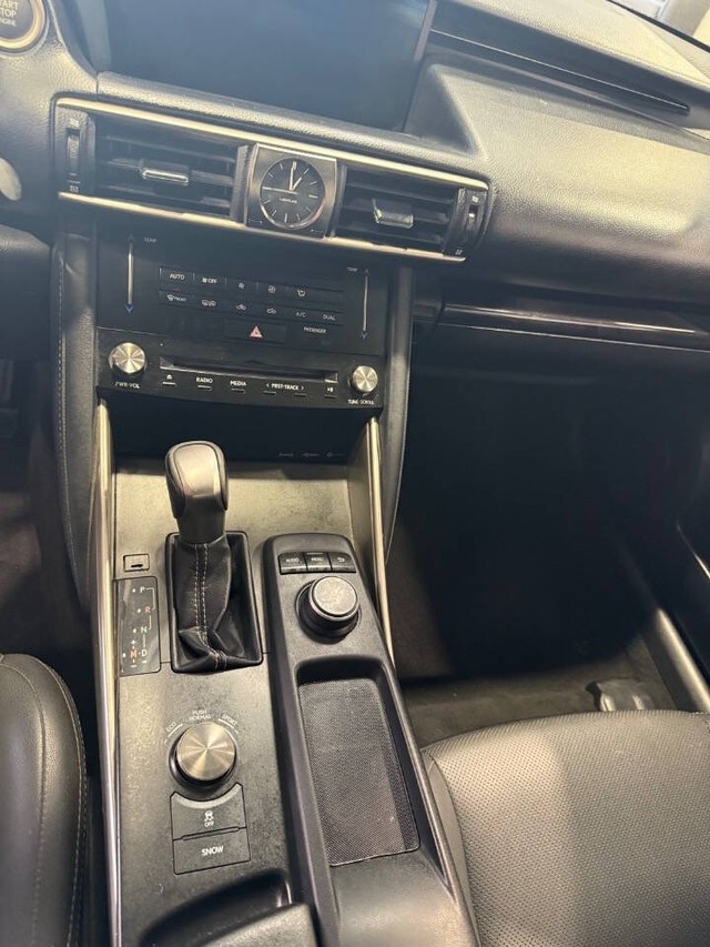 Lexus IS Vehicle Full-screen Gallery Image 43