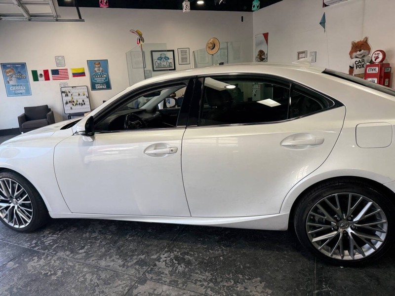 Lexus IS Vehicle Full-screen Gallery Image 11