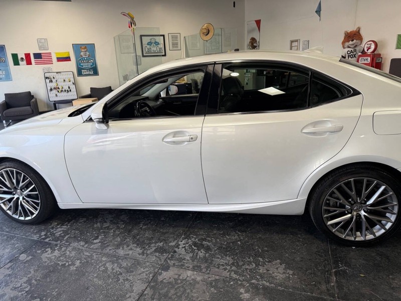 Lexus IS Vehicle Full-screen Gallery Image 12