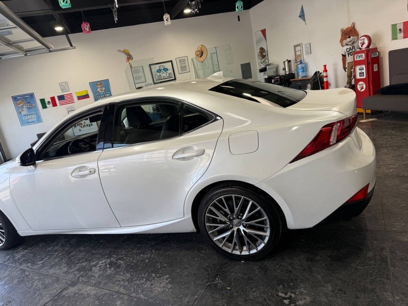 Lexus IS Vehicle Full-screen Gallery Image 14