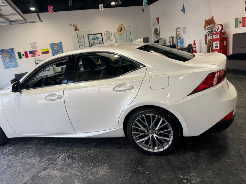 Lexus IS Vehicle Full-screen Gallery Image 15