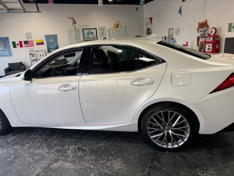 Lexus IS Vehicle Full-screen Gallery Image 16