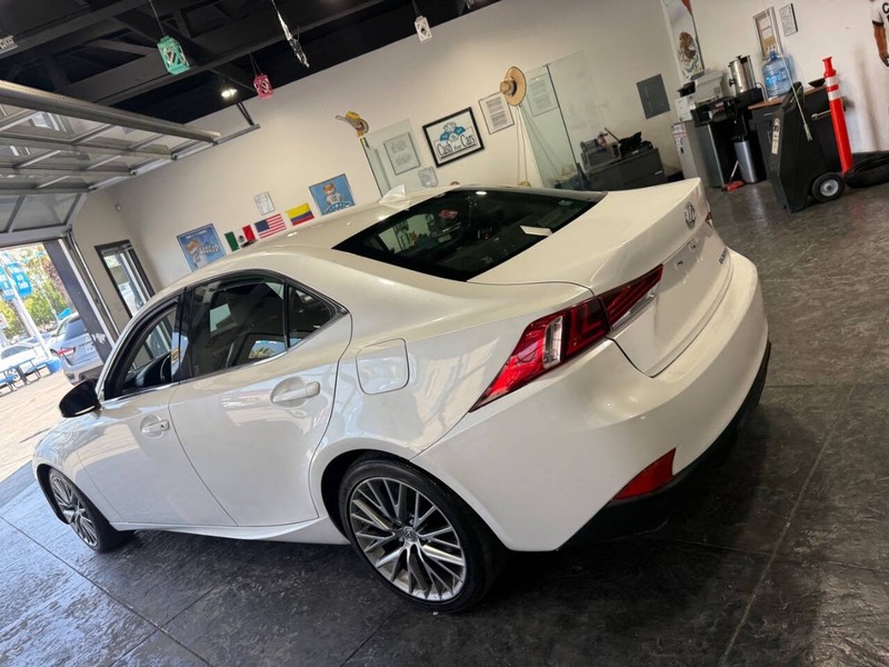 Lexus IS Vehicle Full-screen Gallery Image 17