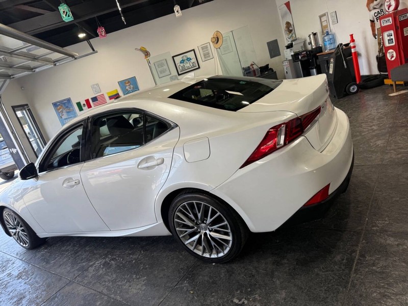 Lexus IS Vehicle Full-screen Gallery Image 18