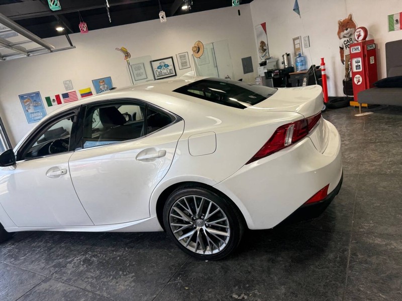 Lexus IS Vehicle Full-screen Gallery Image 19